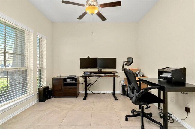 Foto del edificio - 9022 Beacon Mill Dr