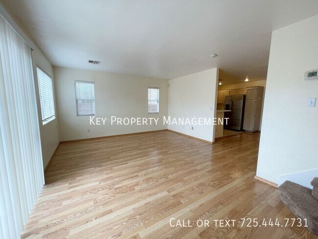 Foto del edificio - 3 BED, 2.5 BATH 2 STORY HOME IN GATED COMM...