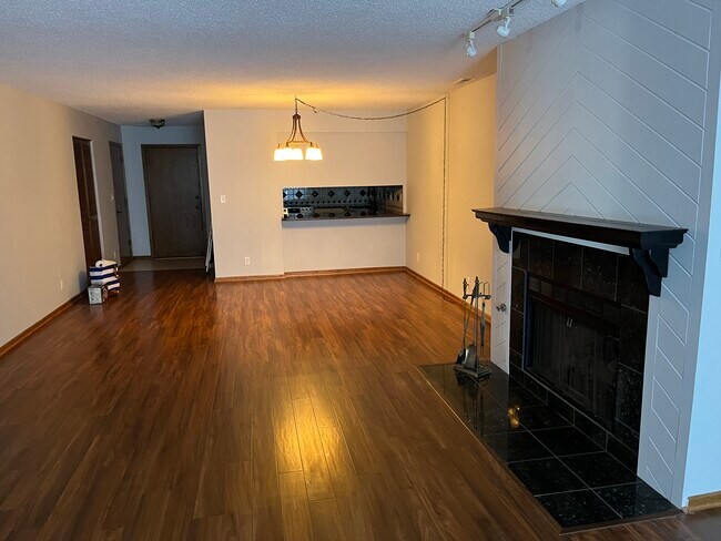 Vista de la sala de estar desde la puerta del patio. - 1300 G St