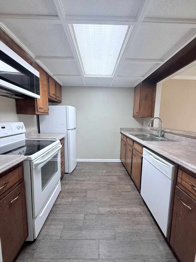 Building Photo - 2 bedroom townhome in Oakwood, GA