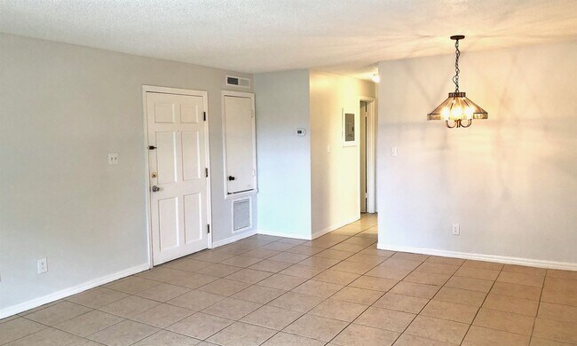 Building Photo - 3323 N Westmoreland Dr