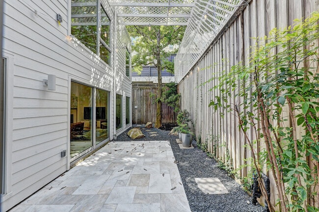 Back patio - 1327 Castle Ct