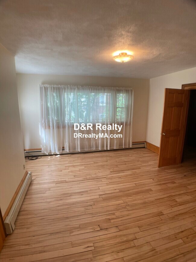 Building Photo - 114 Thorndike St