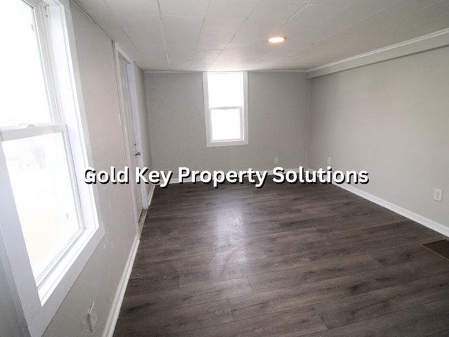 Building Photo - Adorable 3 BR 2 FULL BA House with Fenced Yard and Central Air (SECTION 8 APPROVED)