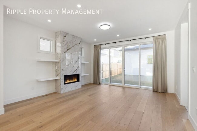 Building Photo - FIRST MONTH FREE! AMAZING 3 BEDS/ 2.5 BATH...