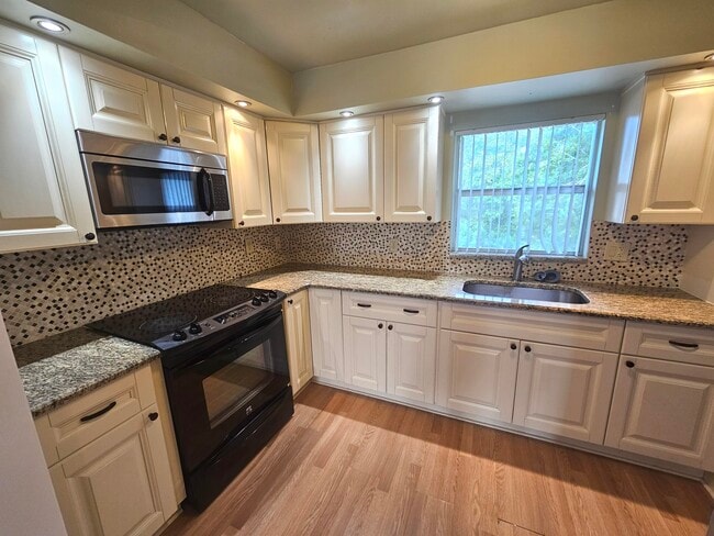Building Photo - 3135 Shady Dell Ln