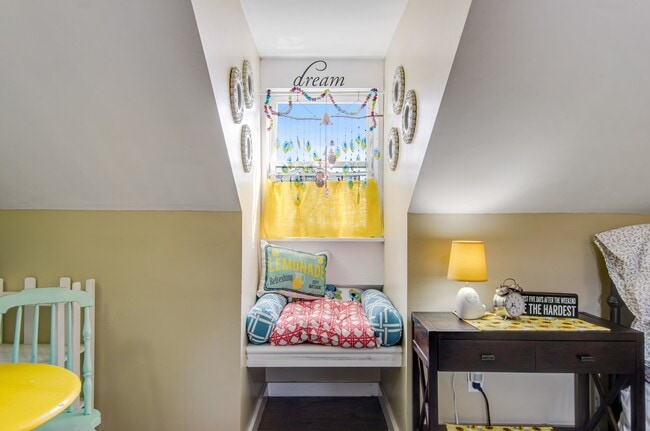 cozy dormir windowseat - 540 E Taylor St