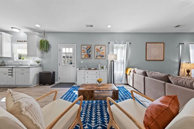 Foto del edificio - 5021 Woolsey St