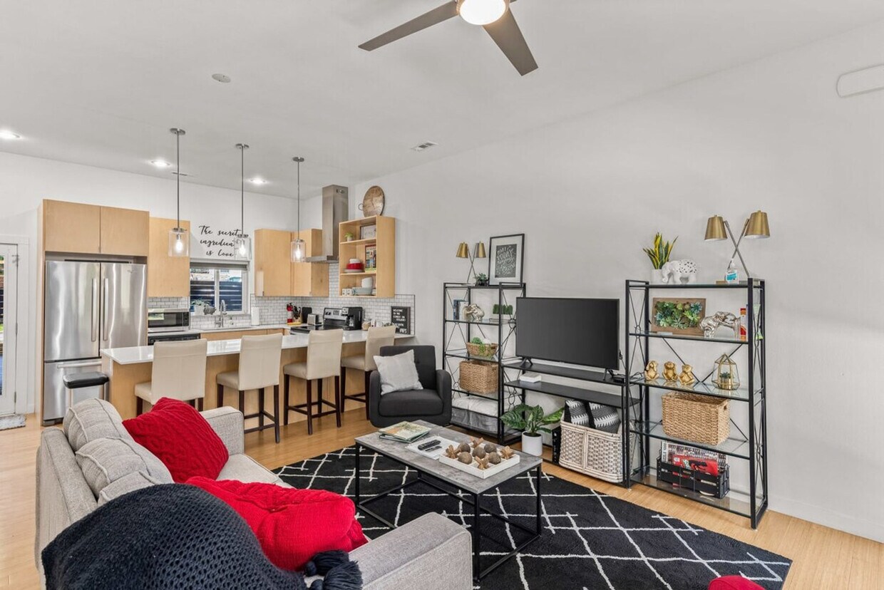 Foto principal - 352 W 5th St