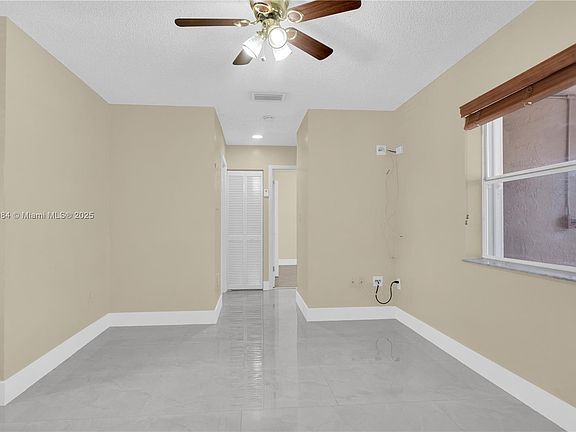 Building Photo - 2560 W 60th St