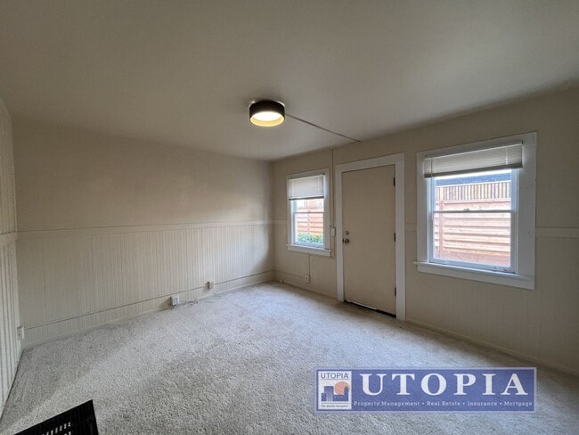 Building Photo - 204 Hollister Ave