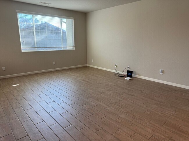 Foto del edificio - 3321 San Marino Ave.   (Ashlan & Highland)