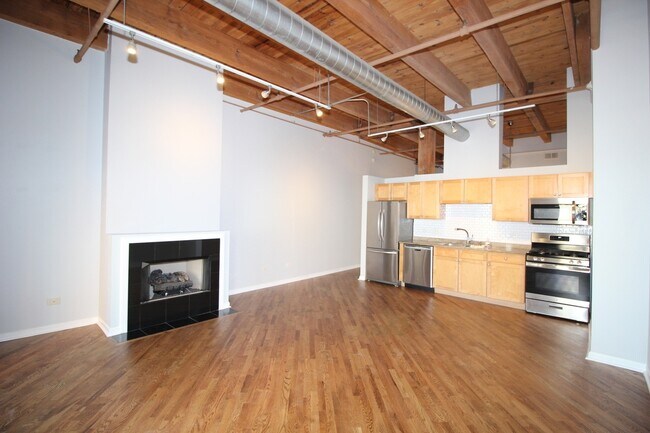 Living Room - 550 W Harrison St