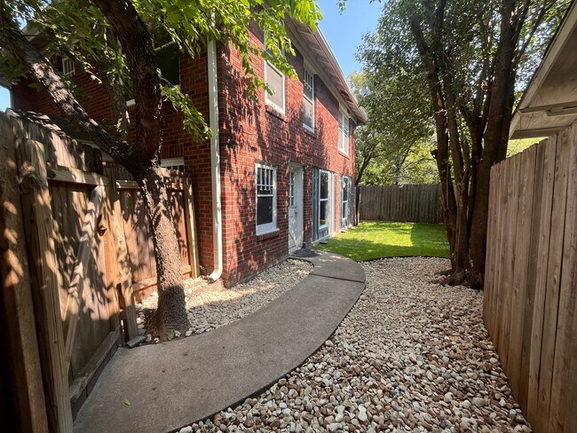 Foto del edificio - 2Bed/1bath Duplex in Hyde Park with Small Yard