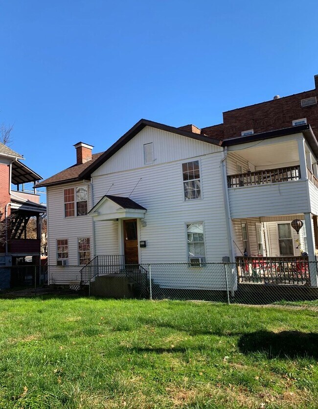 Building Photo - 211 11th St