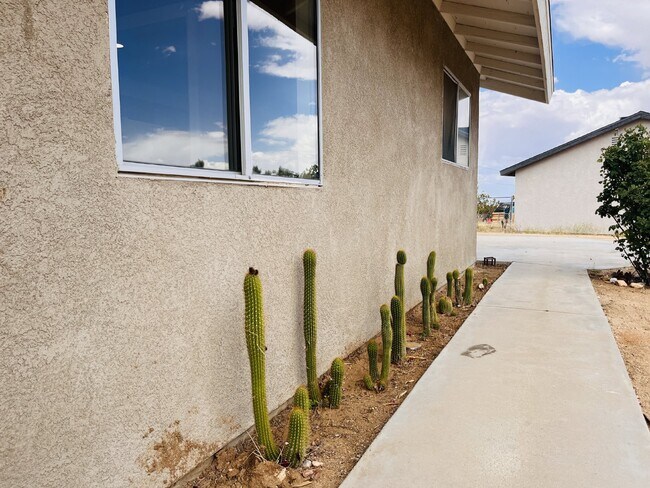 Building Photo - Charming 3-Bedroom with 2 Full Baths on th...