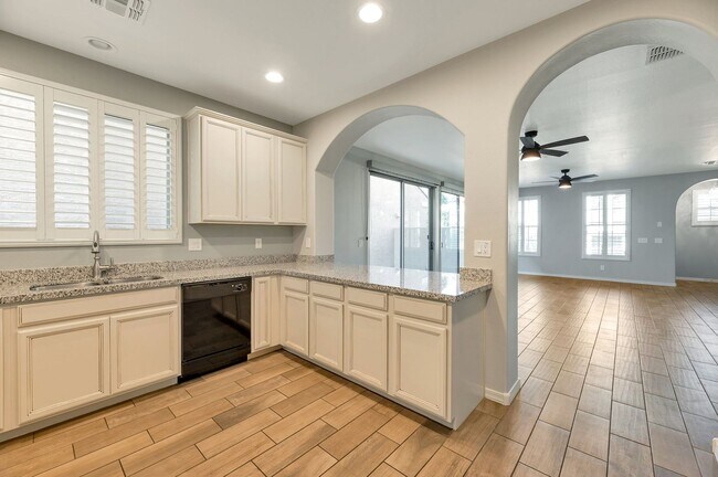 Building Photo - Charming 3 bed 2.5 bath - Cross streets: 2...