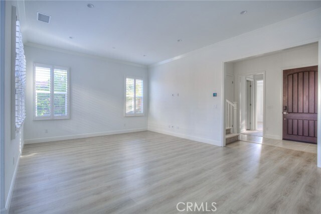 Building Photo - 56 Runner
