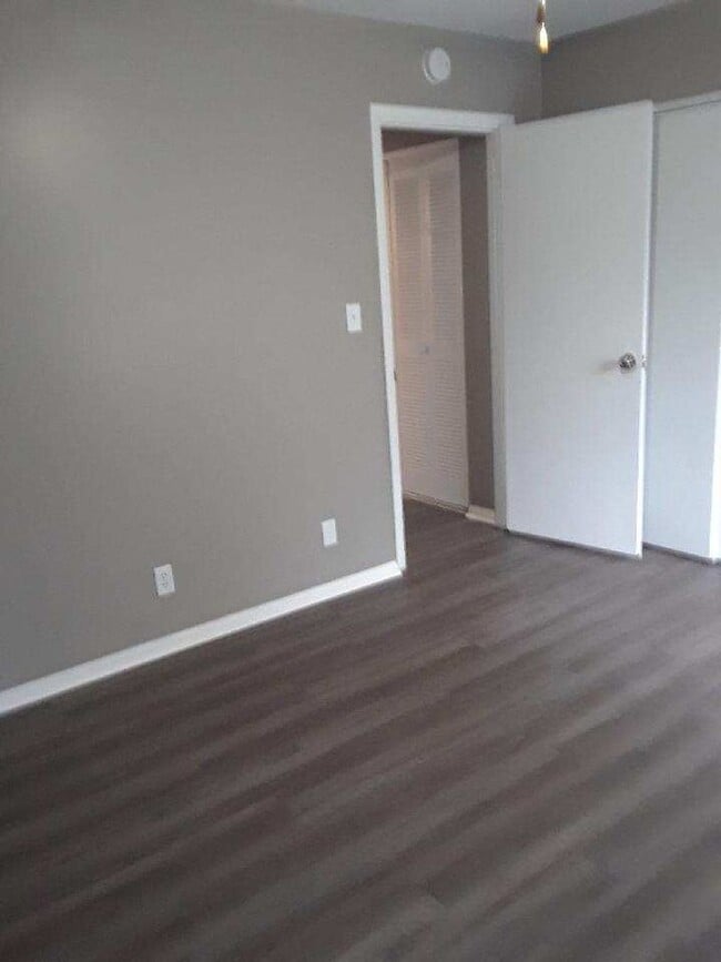 Building Photo - 1 bedroom duplex
