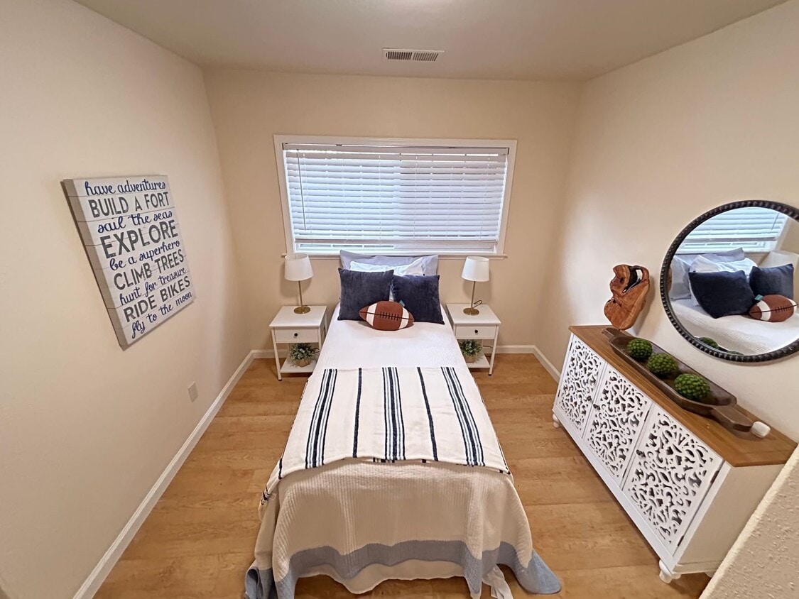 Stunning 4-bedroom, 2-bathroom home - Stunning 4-bedroom, 2-bathroom home