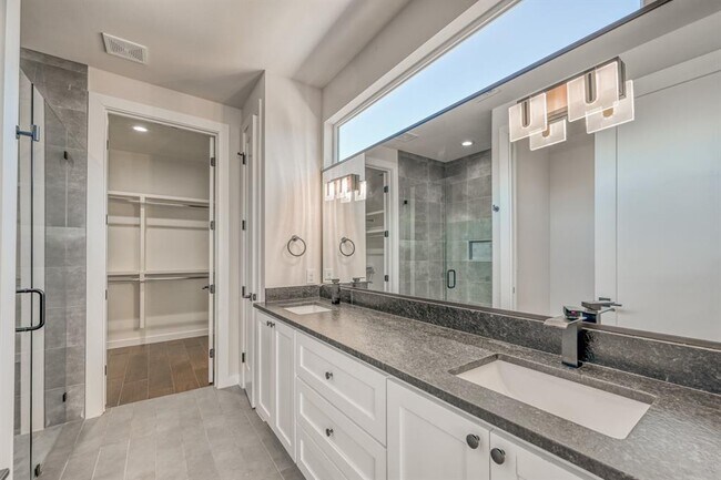 Building Photo - 1105 S Meadows Dr