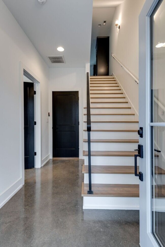 Foto del edificio - Welcome to Your Stylish Haven in Vibrant East Nashville!