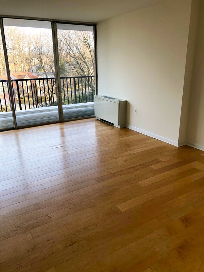 bedroom - 3333 University Blvd W