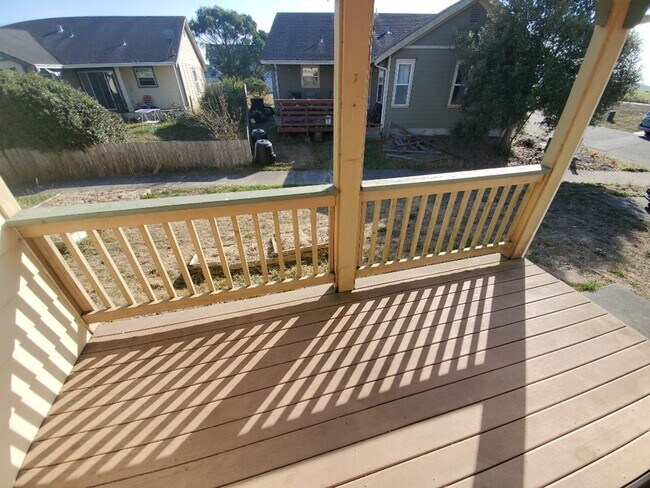 Building Photo - Spacious 3-bed 2-bath home with attached g...