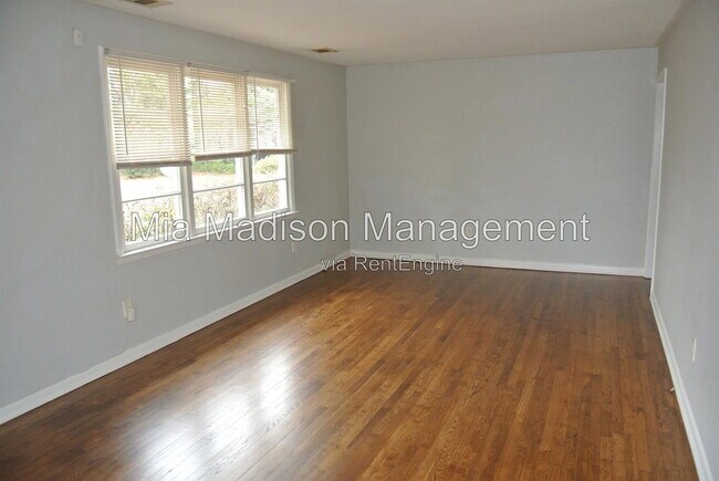 Foto del edificio - 310 Forrest Ave