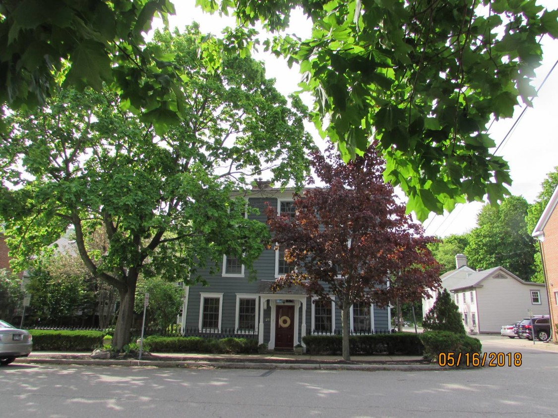 Primary Photo - 21 Main St
