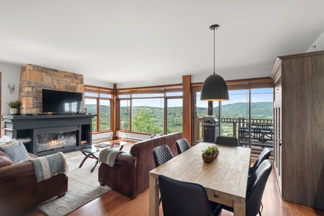 Building Photo - 172 Chem. au Pied de la Montagne
