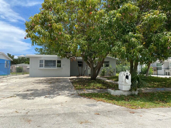 Photo - *** LARGE 4 BEDROOM SINGLE FAMILY HOME!***