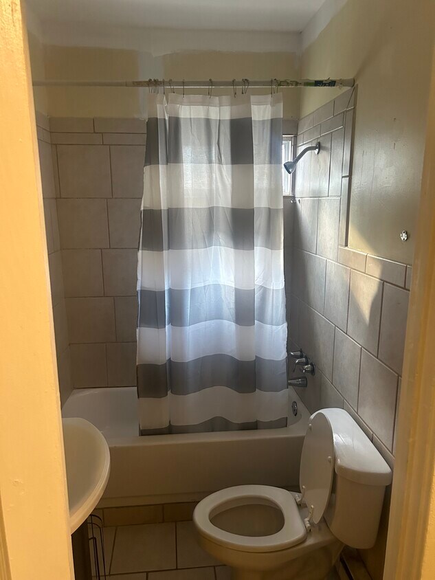 Foto principal - 667 Rutherford Ave