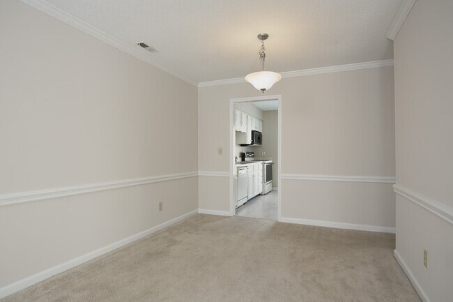 Foto del edificio - Charming 2BR & 2.5BA Townhome with Dual Primary Suites in Woodstream Glen