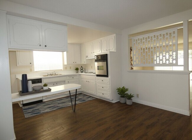 Building Photo - PET FRIENDLY 3 BEDROOM 2 BATHROOM HOME WITH ENCLOSED YARD AND 2-CAR GARAGE!!!!