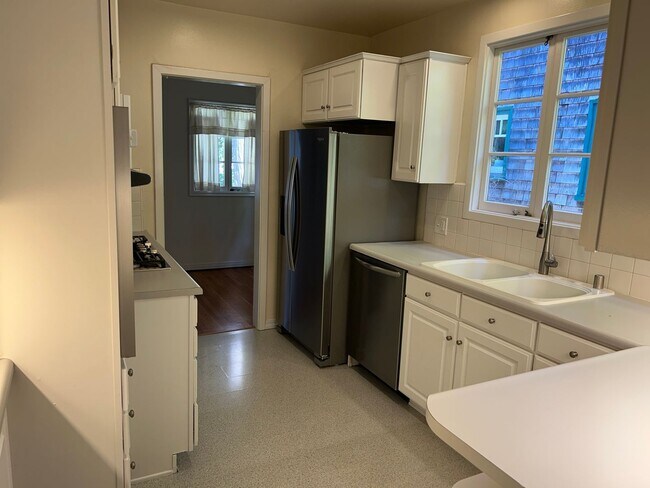 Foto del edificio - Beautiful North Berkeley 4-Bedroom