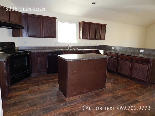 Building Photo - Beautiful 4 bedroom, Huge Island Kitchen, ...