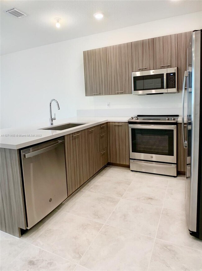 Foto del edificio - 6420 NW 102nd Path