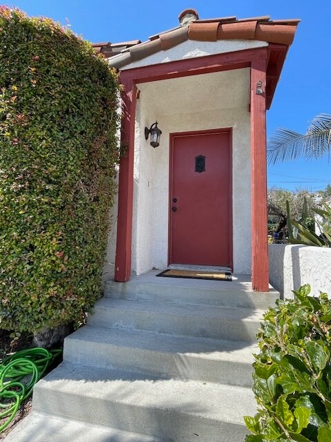 Building Photo - 1368 W 10th St