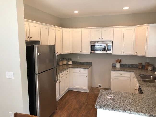 Building Photo - 4 Bedroom Single Family Home
