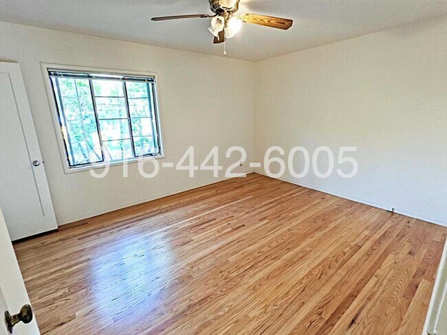 Building Photo - Kenwood Apartments 2426