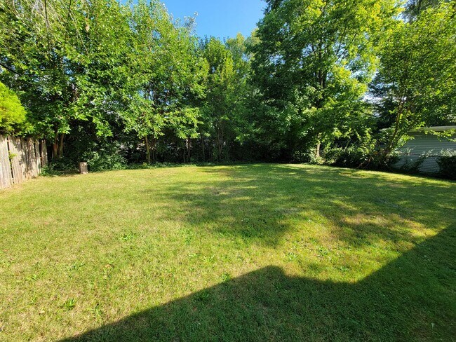Building Photo - 3 bed, 1.5 bath. Fenced yard.