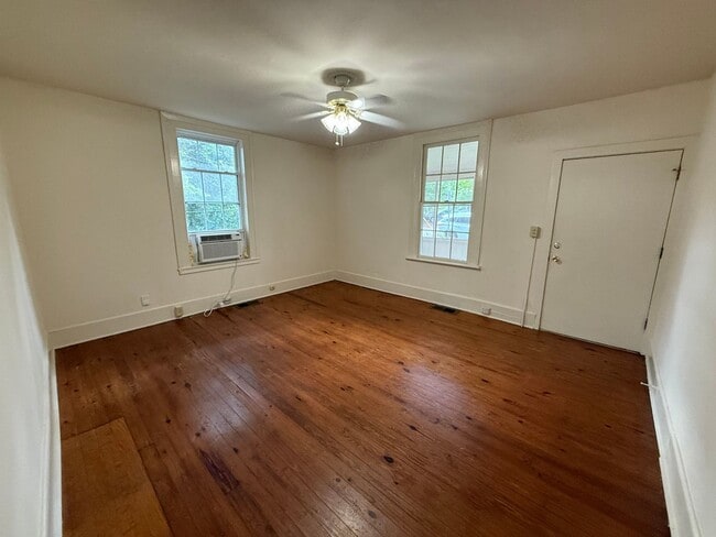 Building Photo - Charming Historic Home – Spacious 2-Bedroo...