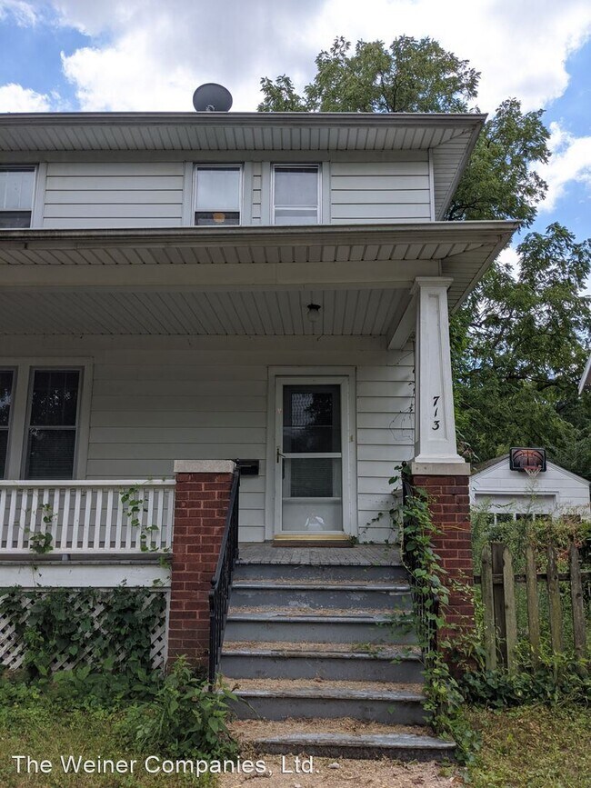 Building Photo - 3 br, 1 bath House - 713 W. Iowa