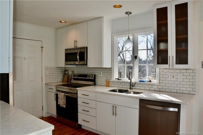 Building Photo - 27 Hollow Tree Ridge Rd