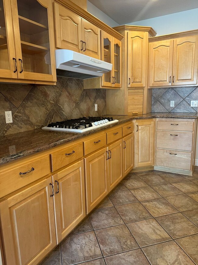 Building Photo - Located in the desirable Eagle Point Golf ...