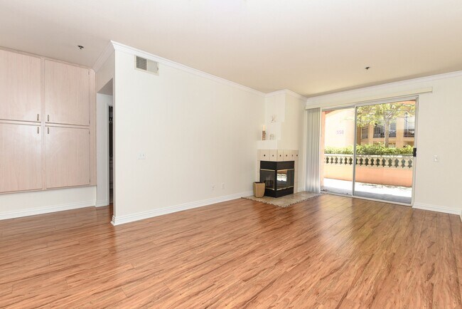 Building Photo - 640 Camino De La Reina
