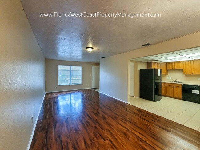 Building Photo - 3 BED/ 2.5 BATH CONDO-TOWNHOME- Fairway Oaks Sarasota