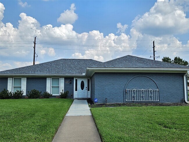 Building Photo - 327 Gentilly Dr