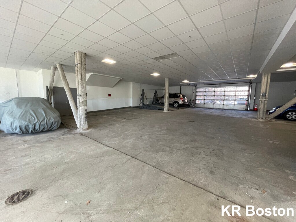 Building Photo - 549 Albany St